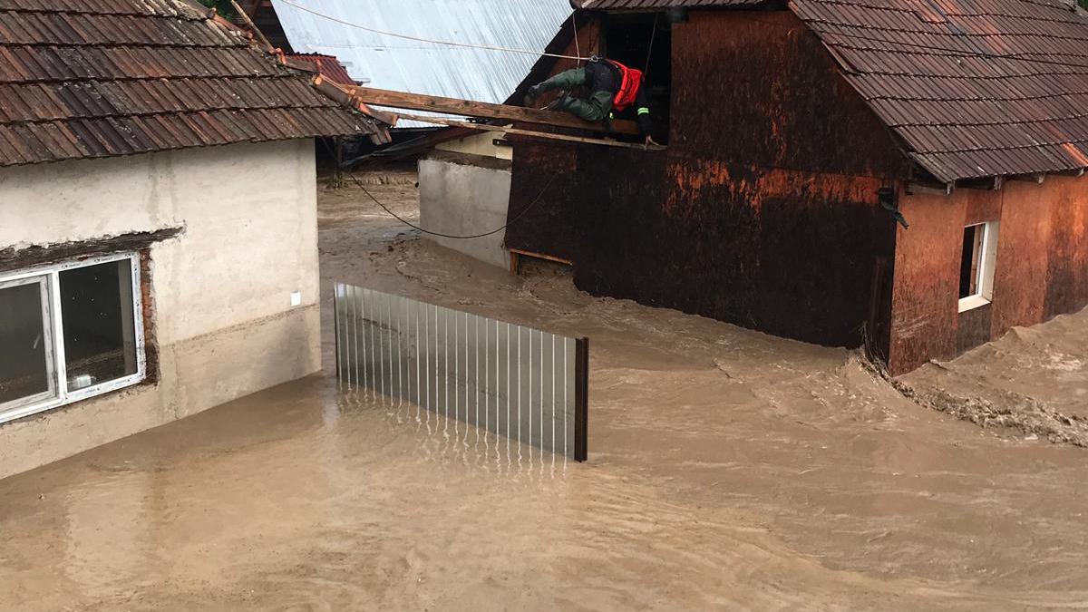Ploile din ultimele ore au dus la inundații în 11 localități din șase județe