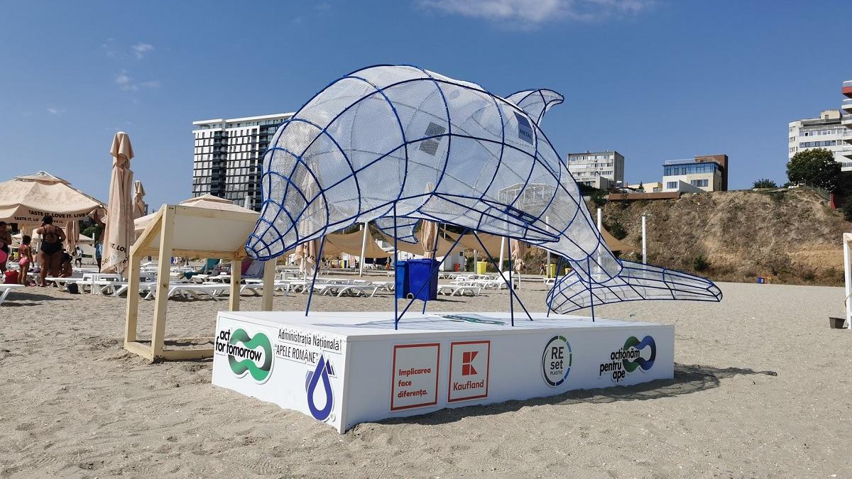 Reciclare la mare: containere în formă de delfin