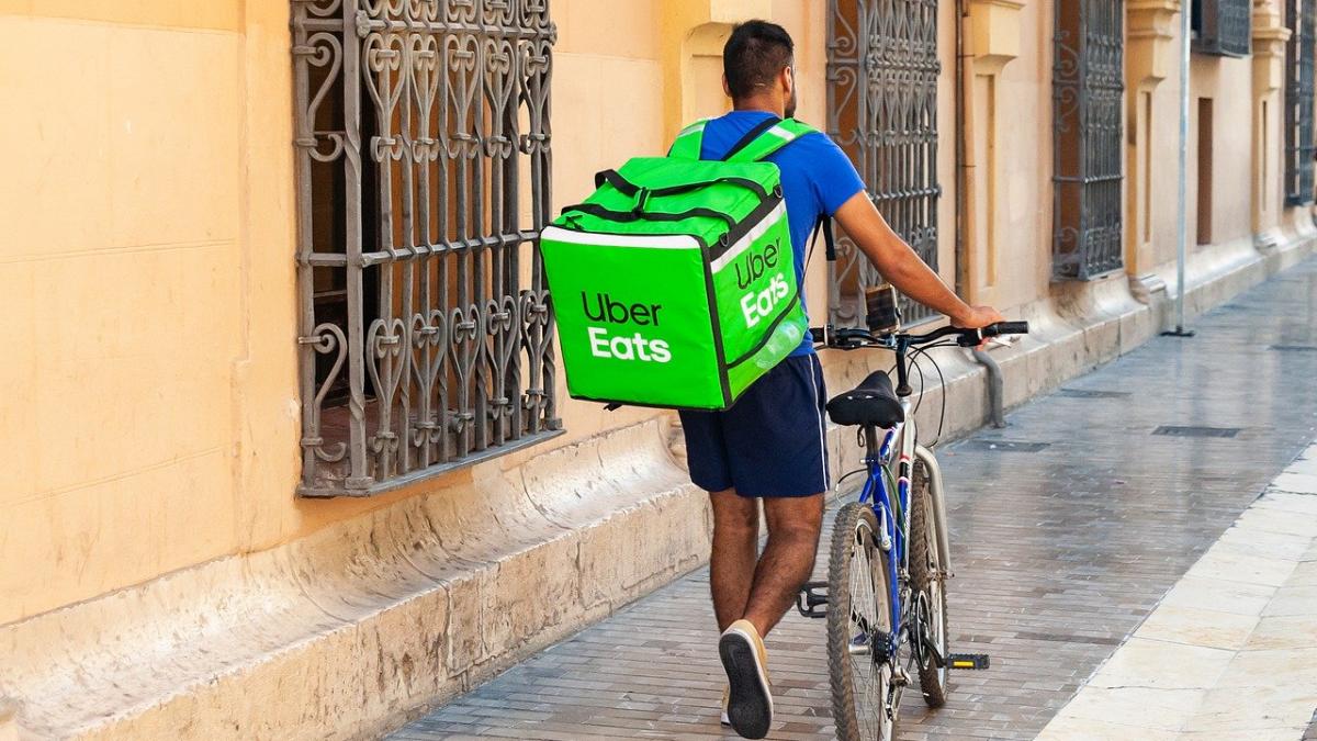 Carrefour și Uber Eats se extind în două state europene