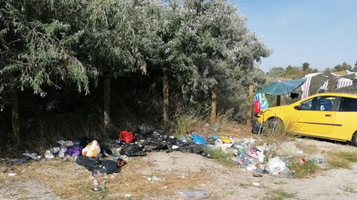 Turiștii de pe plajele sălbatice lasă din ce în ce mai multe dintre deșeuri în urma lor