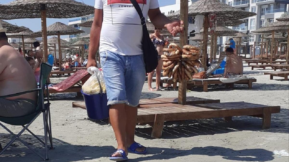 Foamea pe plajă bate teama de COVID-19. „Ia covrigelul, ia porumbelul!”