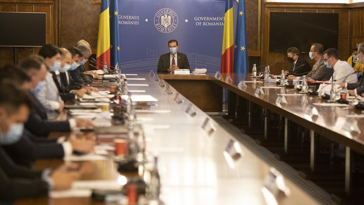 Guvernul, criticat aspru pentru întârzierea elaborării normelor de aplicare pentru legea amânării plății chiriilor