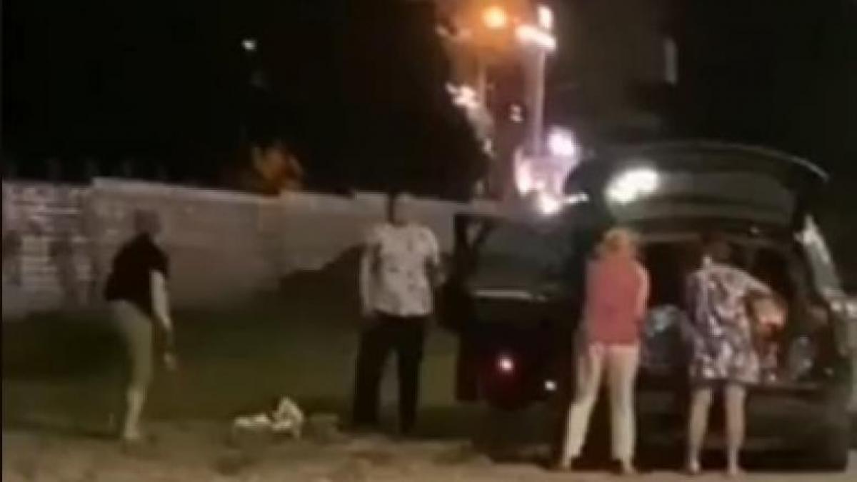 Mai multe femei au fost surprinse când fură pavajul unei străzi din Chişinău şi îl urcă într-o maşină de lux