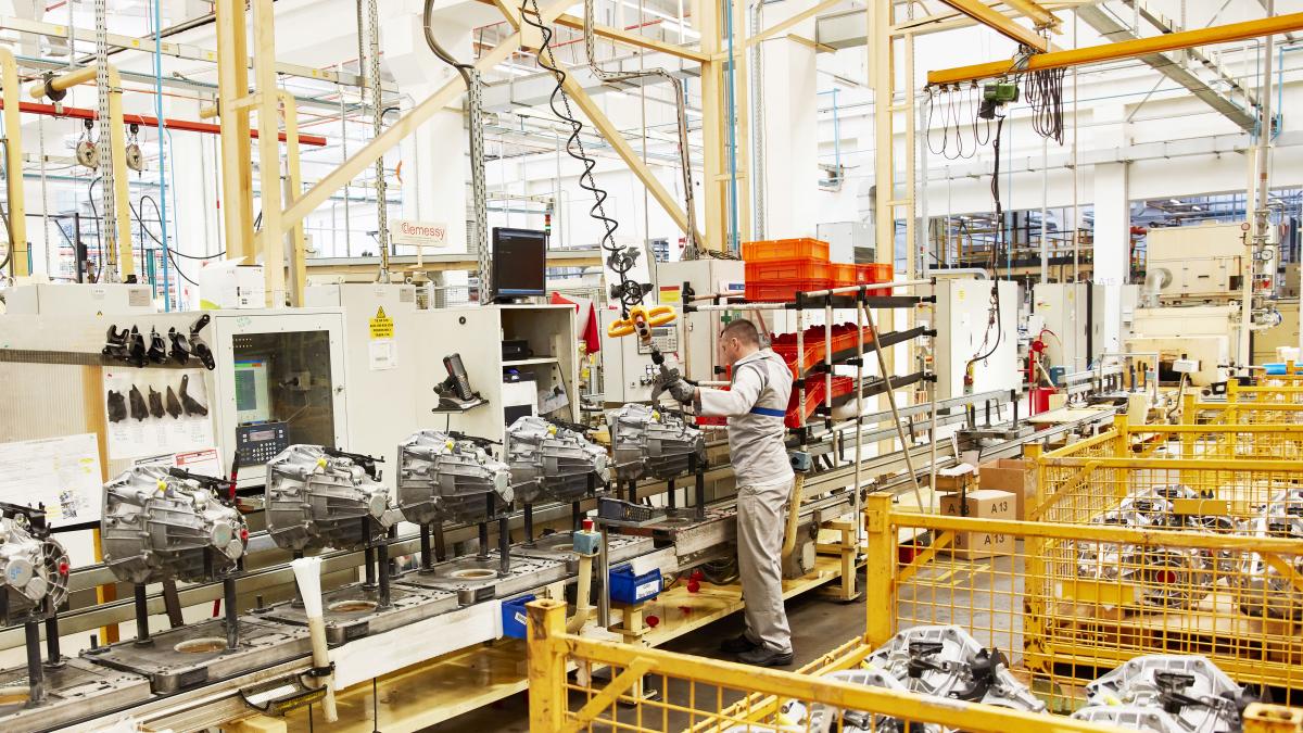 Producția industrială a scăzut cu peste 16% în prima jumătate a acestui an