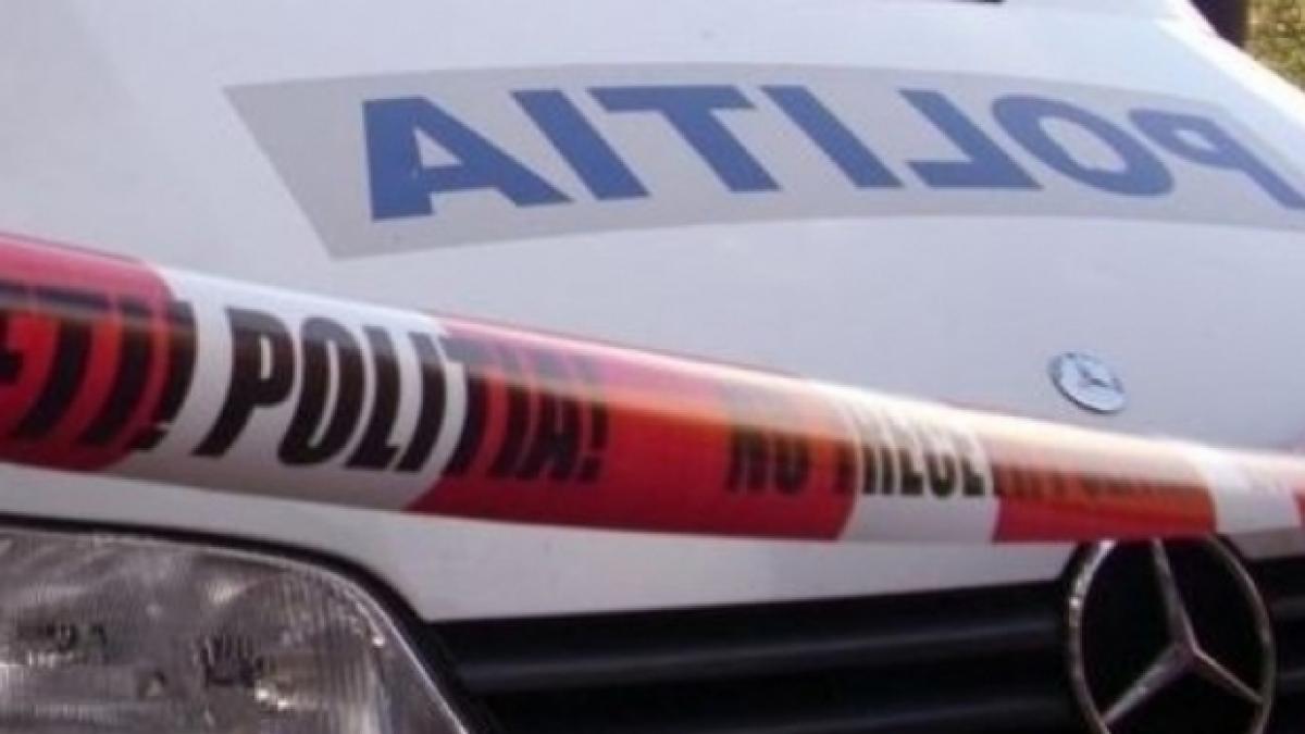 Argeș: 13 persoane implicate într-un accident dintre două mașini și un microbuz