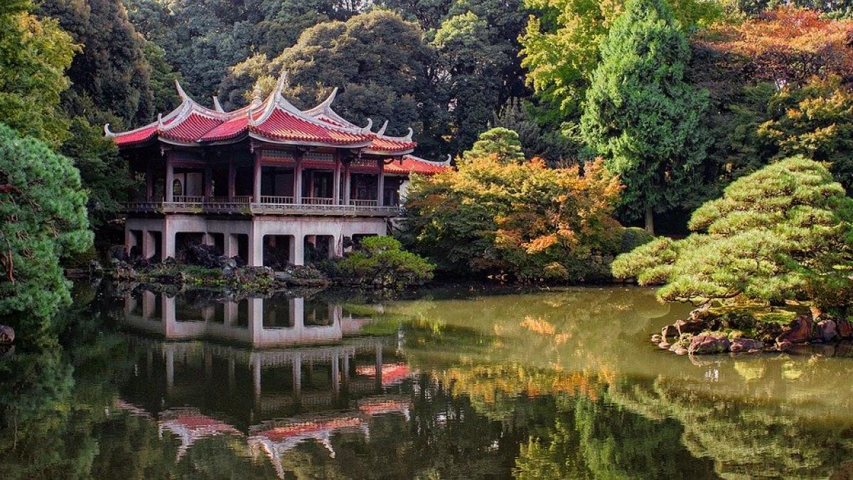 Toalete publice transparente montate în parcurile din Tokyo