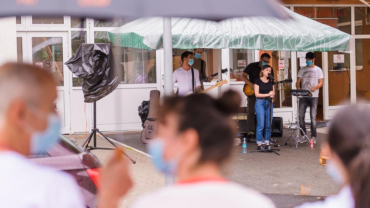 Cluj: terapie prin artă şi rudă pentru o zi