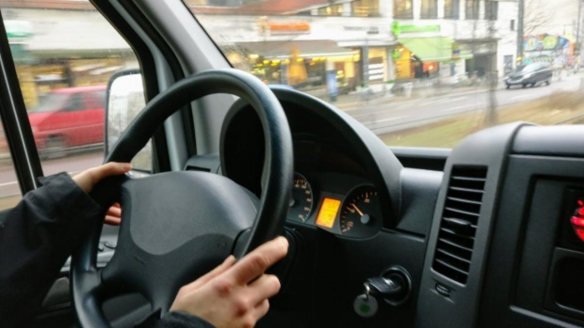 Șofer beat, fără permis și cu o mașină furată, prins de polițiștii din Brașov. Bărbatul s-a ales cu dosar penal