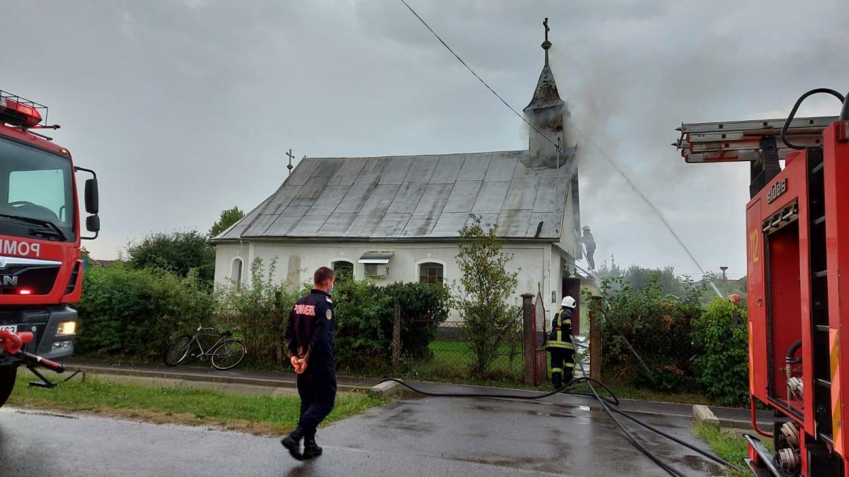 Incendiu la turnul unei biserici din Satu Mare, provocat de trăsnet