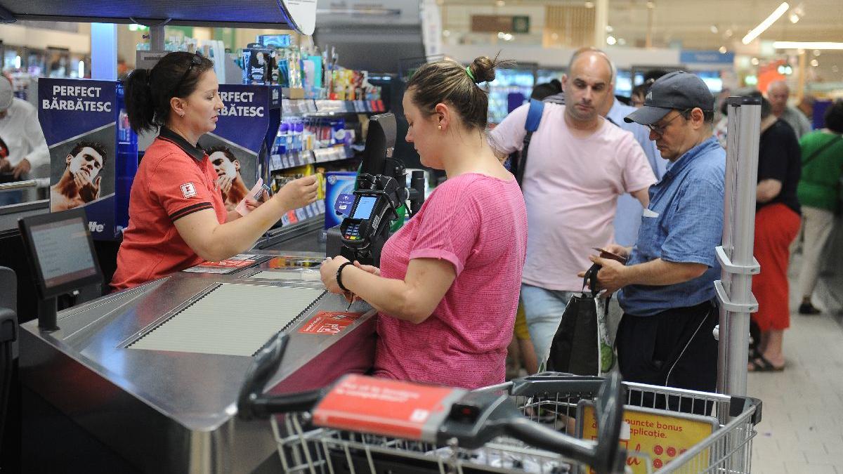 Comerț: Criza a venit la noi târziu și pleacă devreme