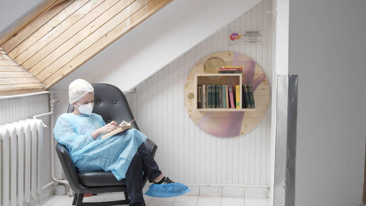 Minibiblioteci în spitale, cu volume de dar