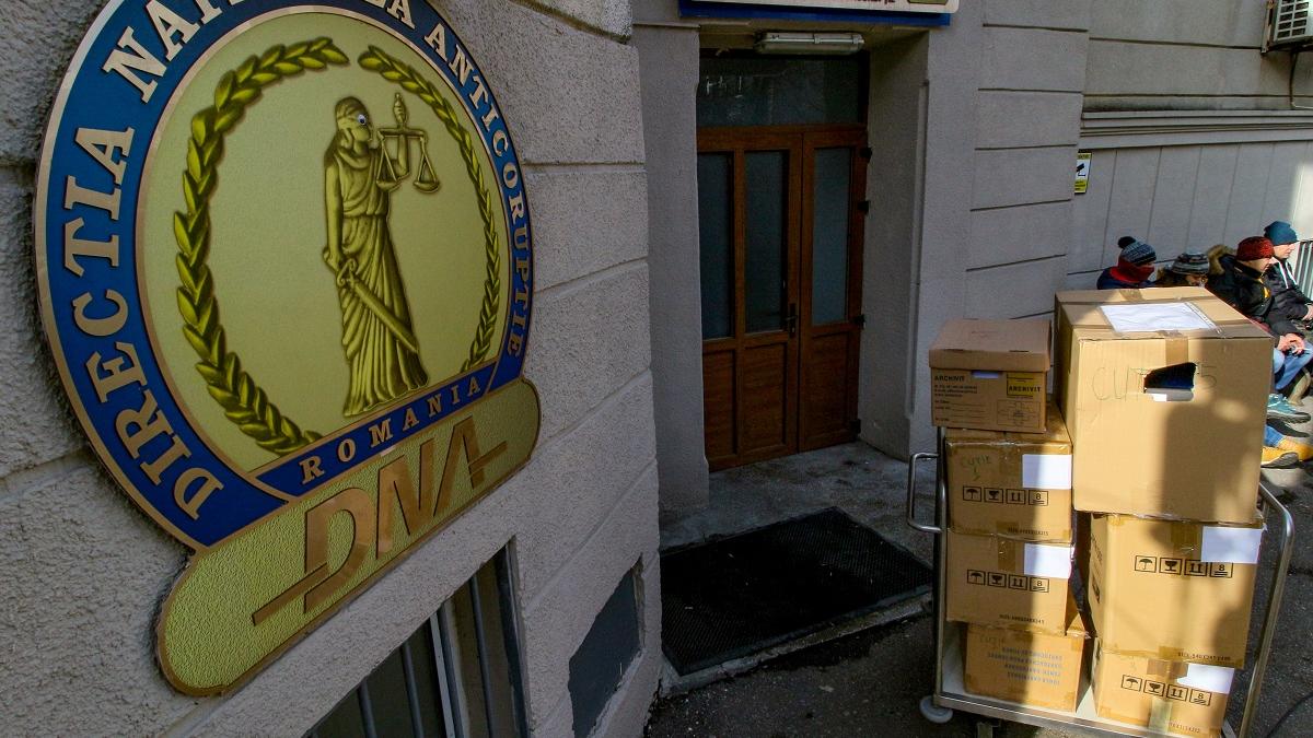 Gruparea Kovesi vs gruparea Prună, după ce un dosar-cheie a fost golit de probe. Încăierare între procurorii DNA lăsați fără muniția de la SRI