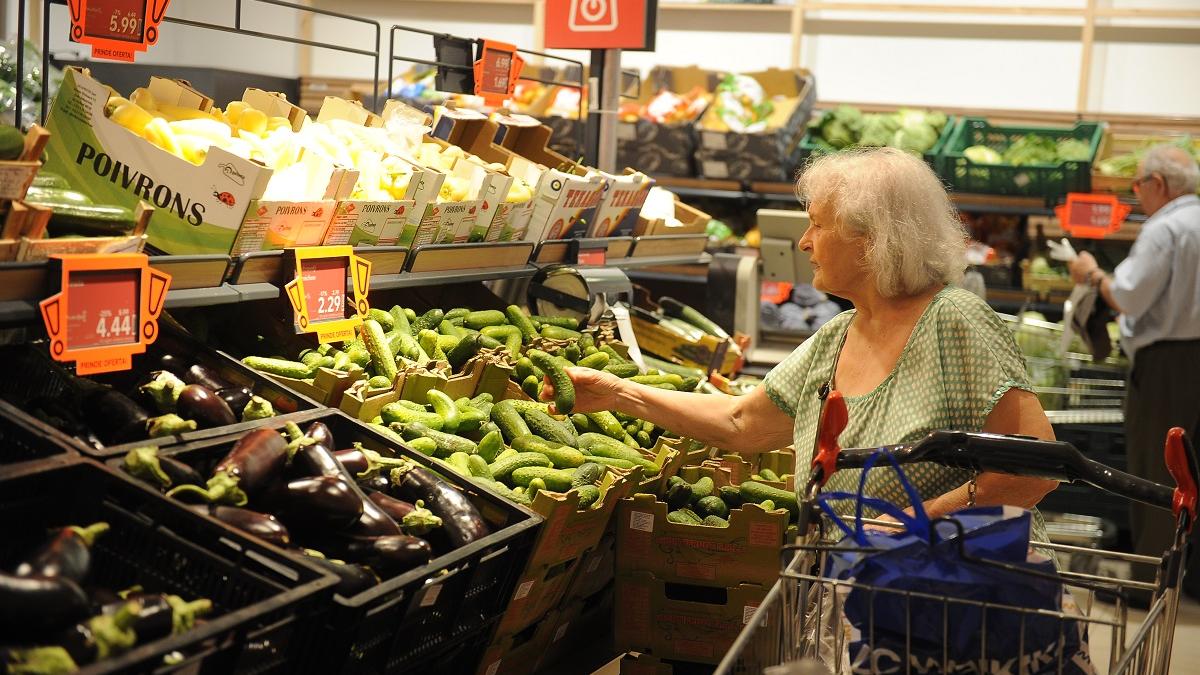 Comerțul românesc, afacere înfloritoare pentru multinaționale. Angajatul de la hypermarket numără anual 1.000.000 de lei