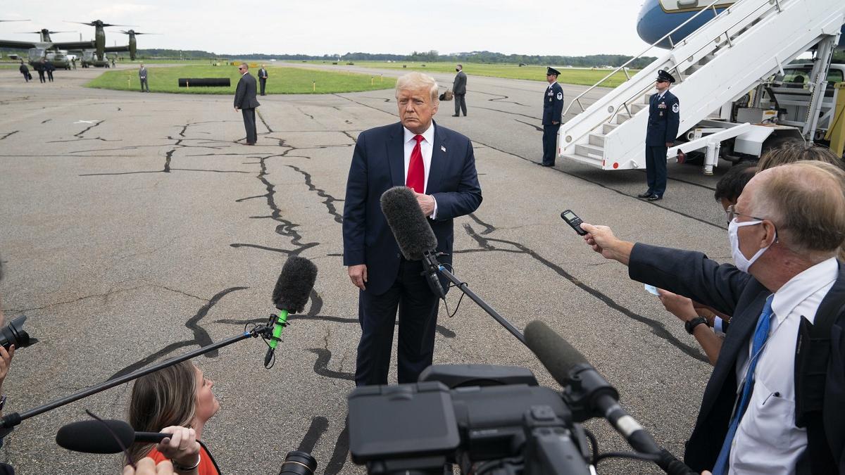 Trump îi critică pe șefii US Army