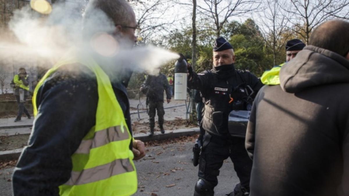 „Vestele galbene” reiau luptele de stradă, la Paris