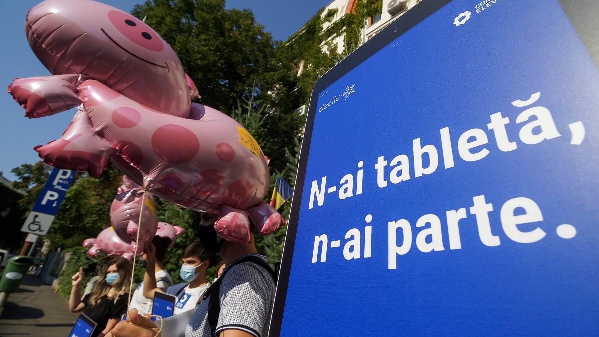 Început de an școlar cu proteste și „porci zburători”