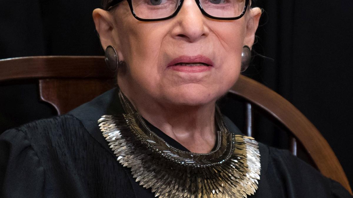 A murit judecătoarea Curţii Supreme a SUA, Ruth Bader Ginsburg, luptătoare pentru drepturile femeilor