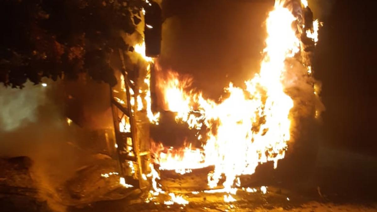 Autobuz incendiat într-o localitate din Botoșani