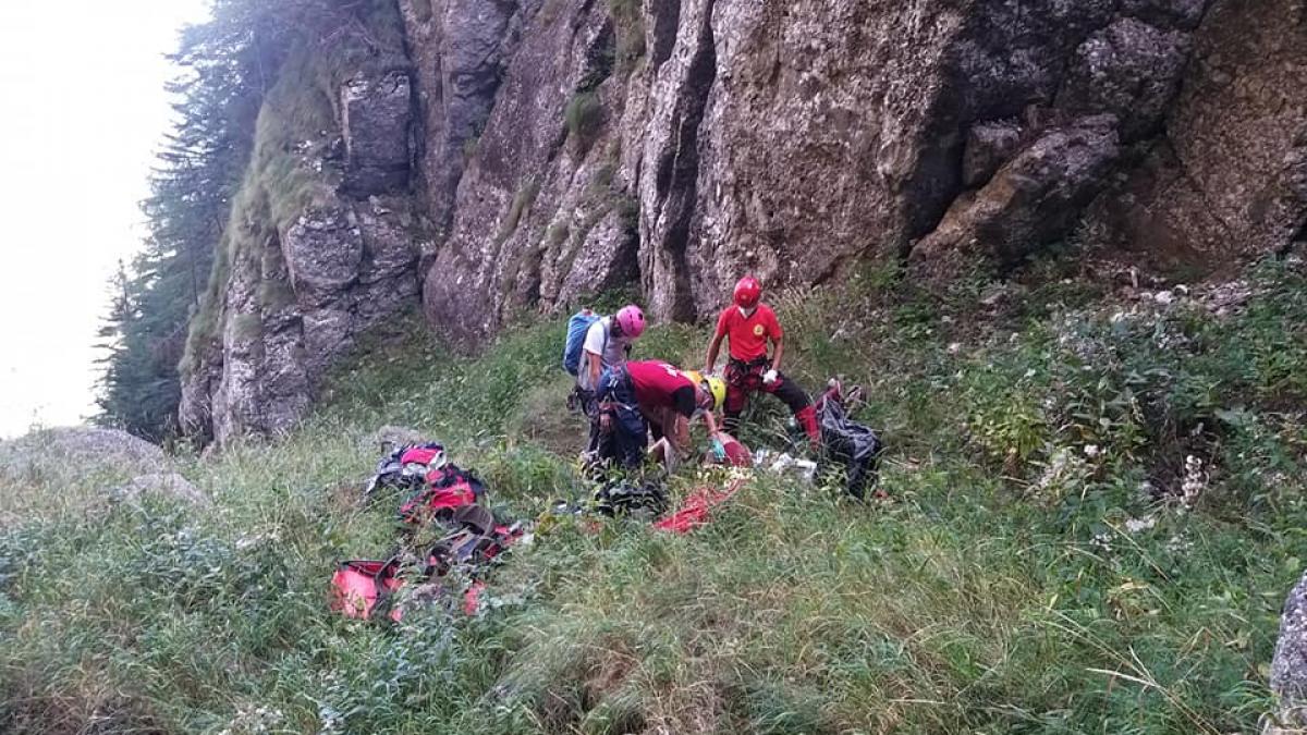 Tânăr grav rănit, coborât din munți de salvamontiști cu targa. Elicopterul nu a putut ateriza