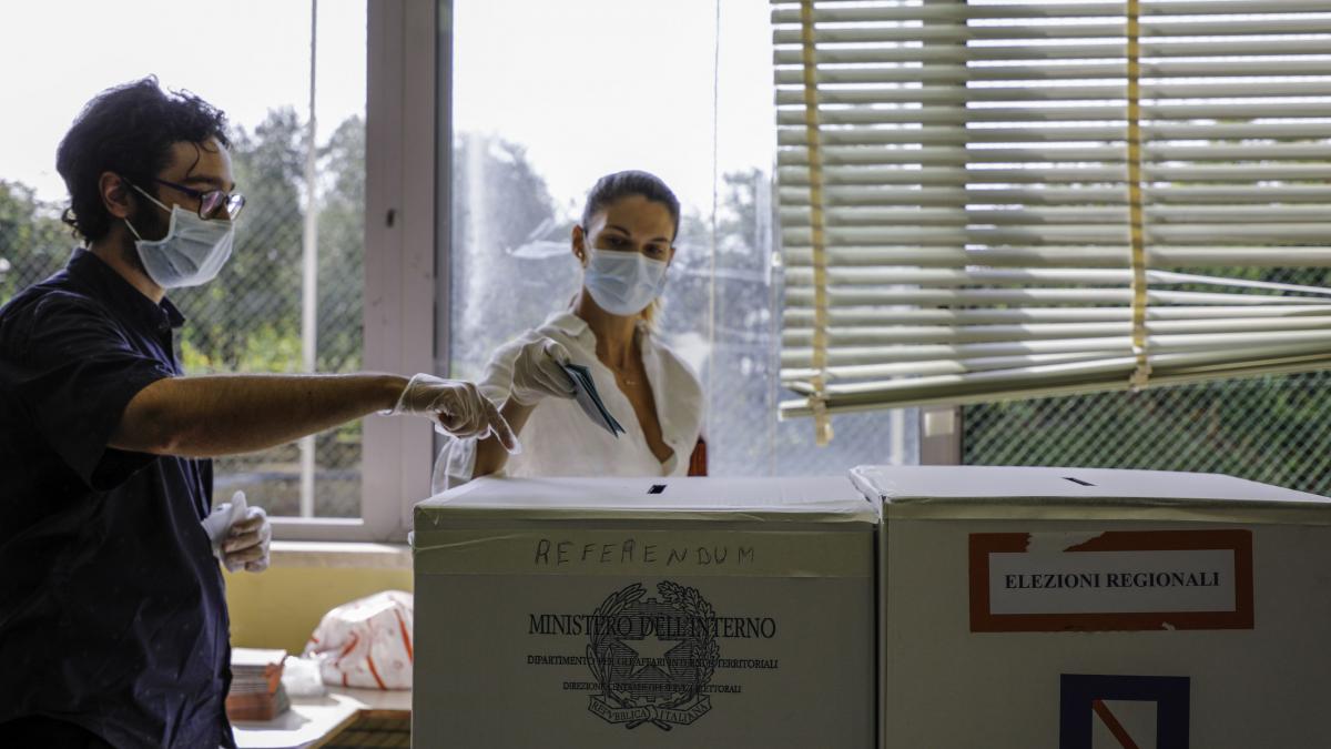 Referendum: Italienii vor reducerea numărului de parlamentari - sondaj