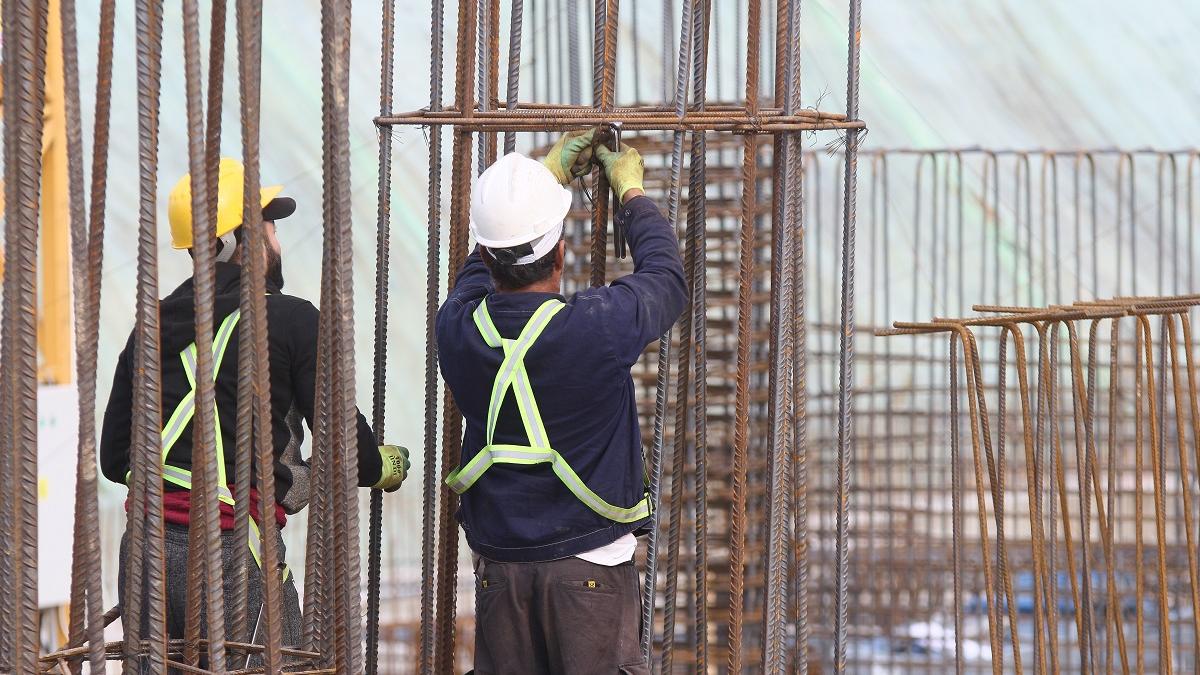 Paradox românesc: industria se prăbușește, salariile cresc