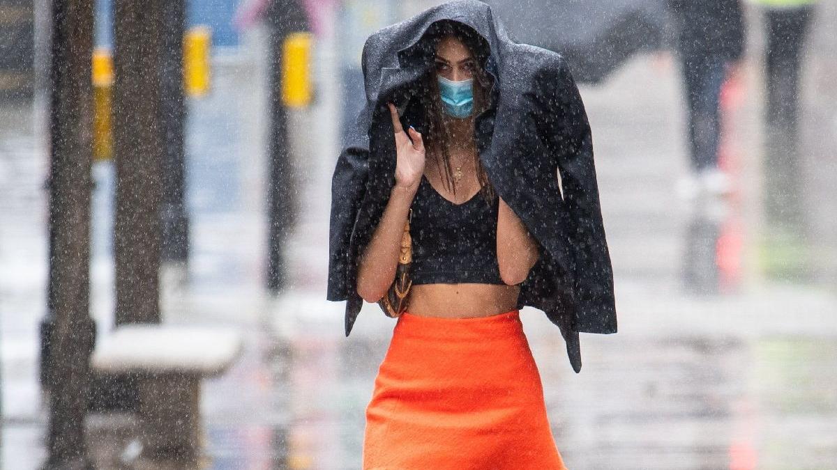 Vremea se schimbă radical peste câteva zile, avertizează meteorologii! Cât scad temperaturile, unde lovesc furtunile