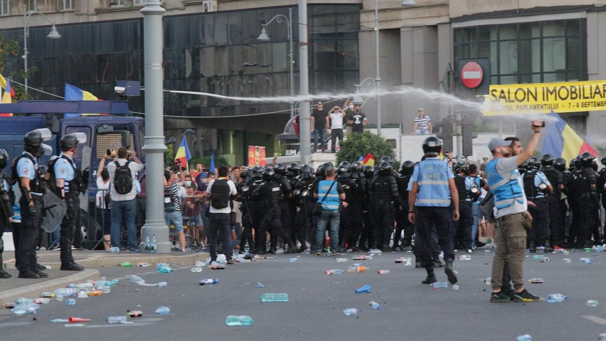 Revoltați de carantina zonală, spaniolii au iesit în stradă