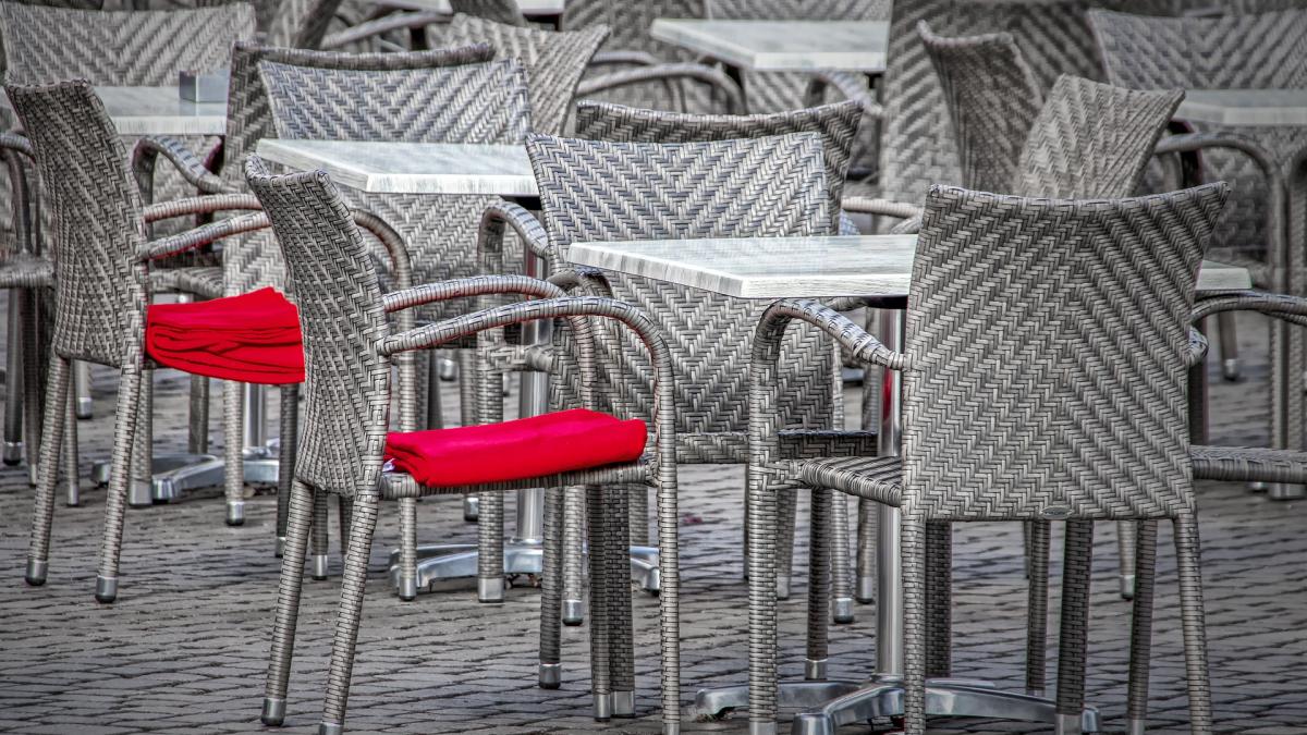 Restaurantele și barurile din mai multe localități din Arad, se închid din cauza numărului mare de infecții de coronavirus