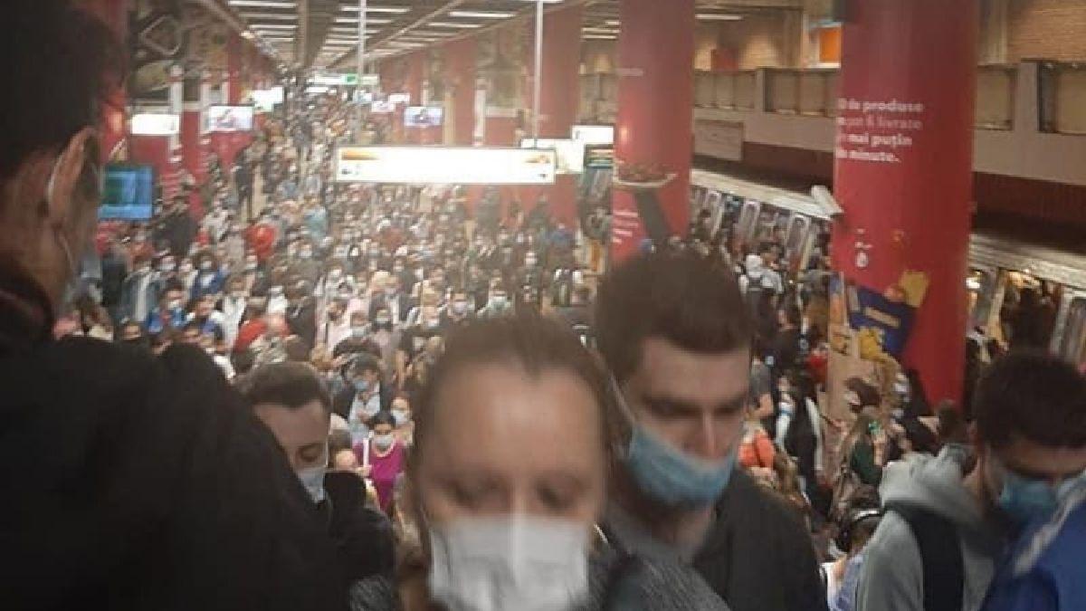Aglomerație la metrou, după ce unui călător i s-a făcut rău. A fost nevoie de intervenția SMURD