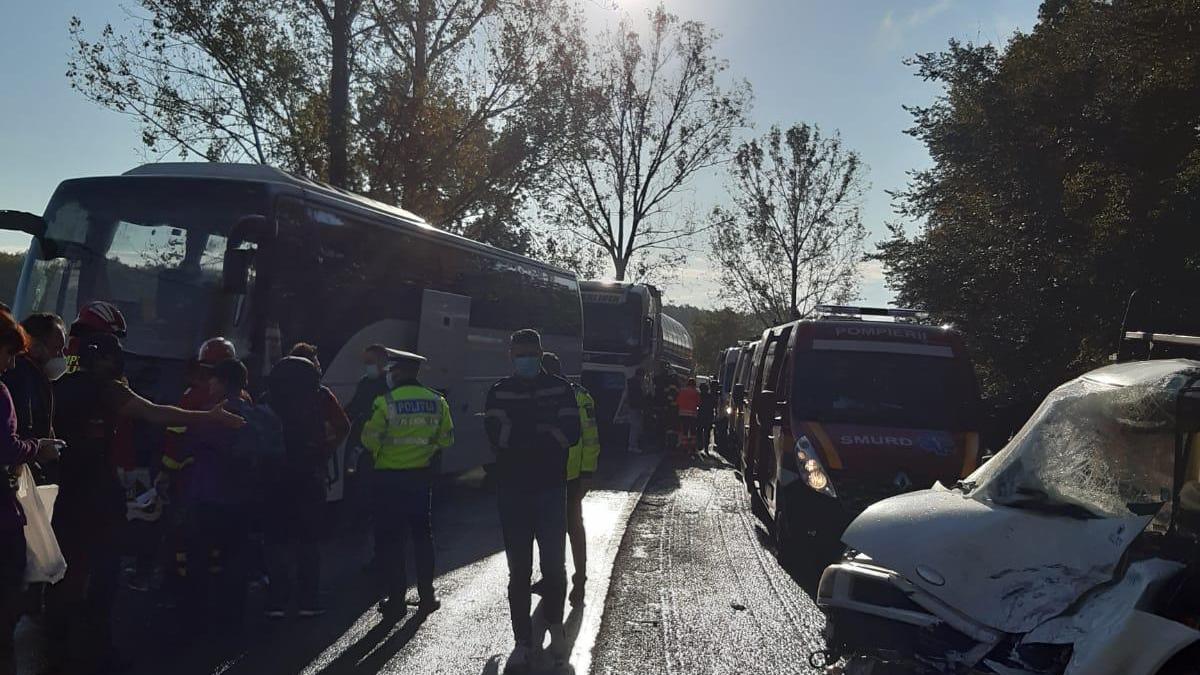 Accident în Argeș, între un autocar şi o dubă. Opt persoane sunt rănite