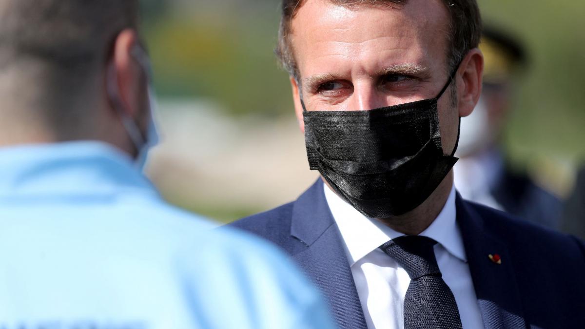 Macron a numit decapitarea profesorului de istorie drept un „atac terorist islamist”