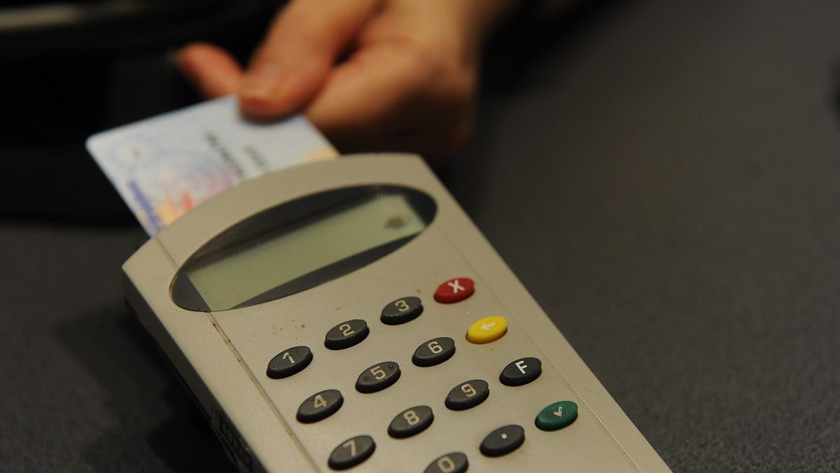 Alba-neagra cu cardul de sănătate: din mână în mână, până la infectare