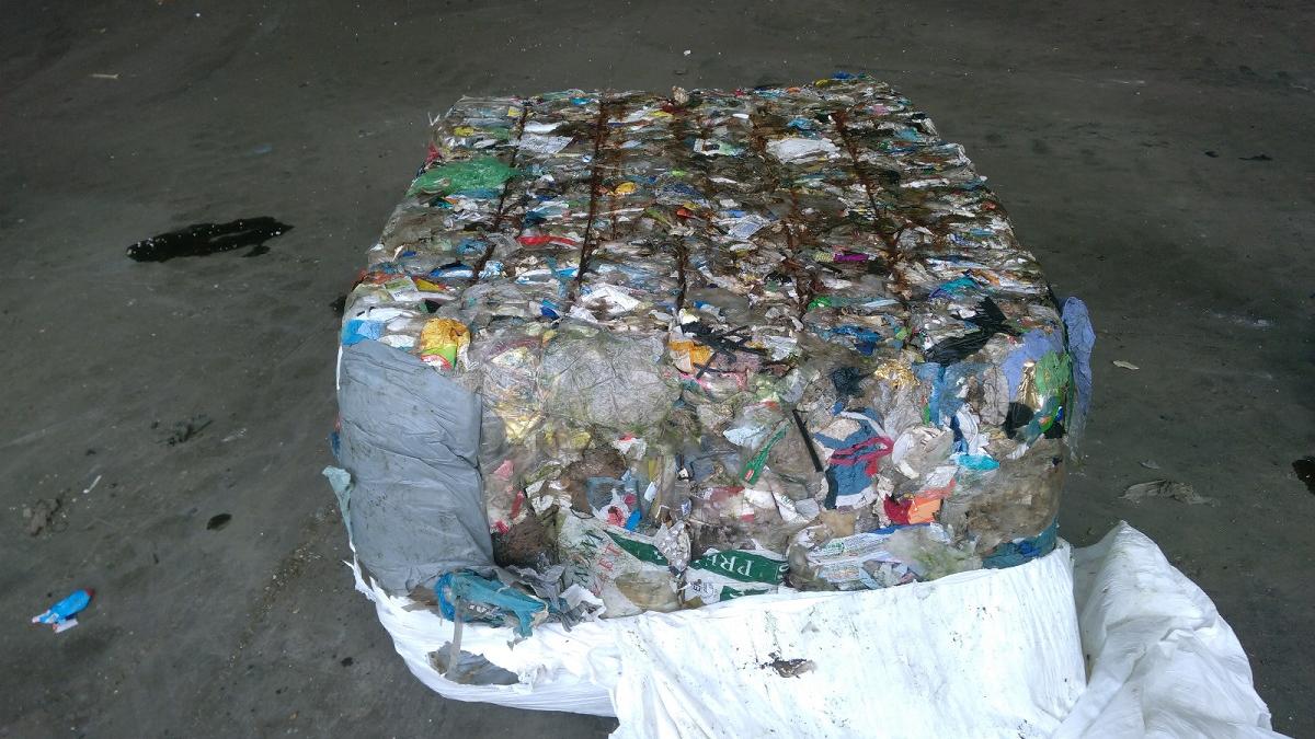 Suntem groapa de gunoi a Europei. În vămi, ca pe bulevard