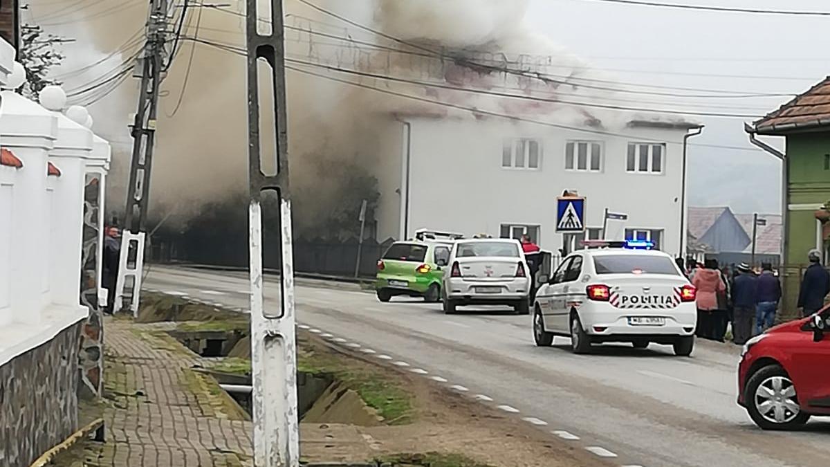 Incendiu puternic la o școală din Alba