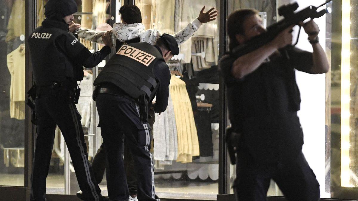 Doi austrieci de origine turcă au salvat un poliţist rănit în noaptea atacului din Viena
