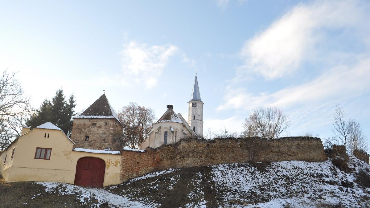 Sibiu: Tavanul bisericii fortificate din Alțâna s-a prăbușit