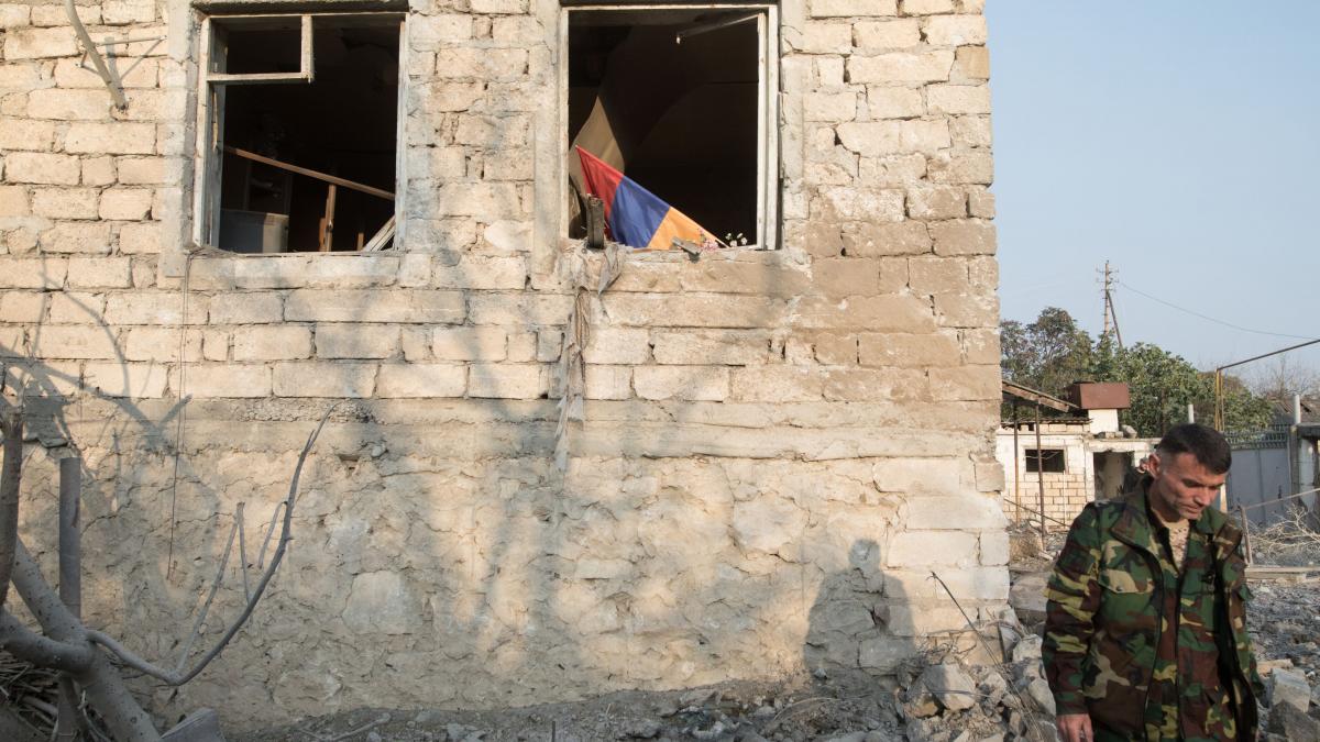Nagorno-Karabah: Armenii îşi ard casele înainte de cedarea regiunii în favoarea Azerbaidjanului
