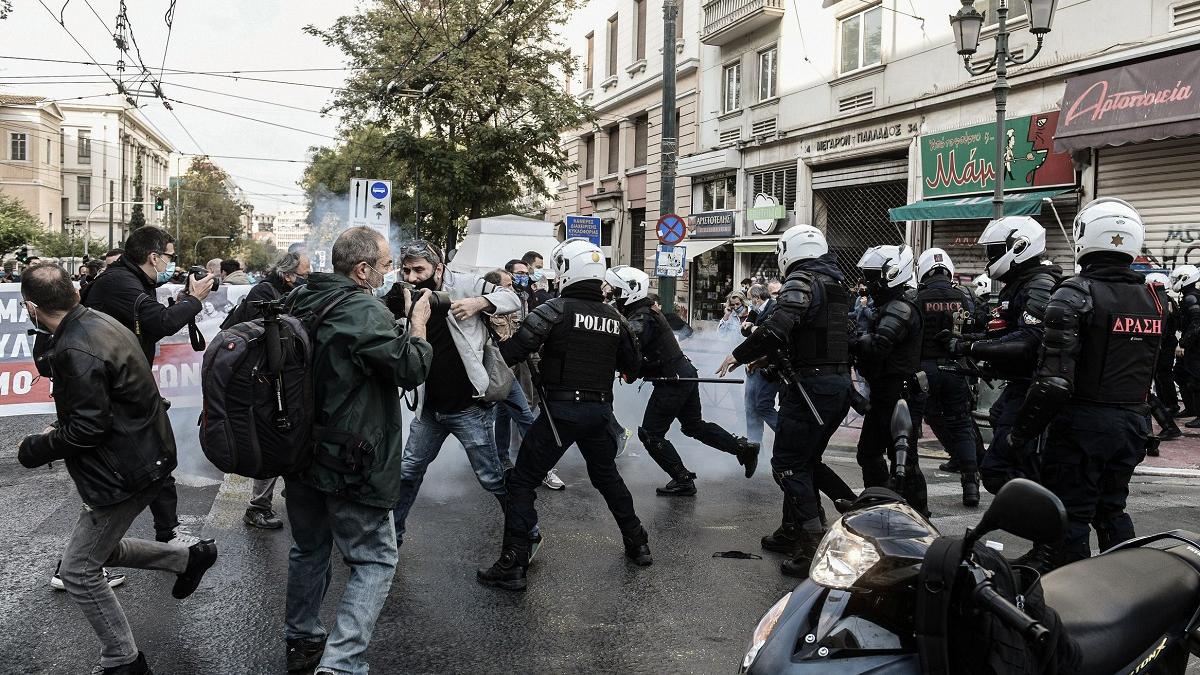 Lupte de stradă între protestatari şi forţele de ordine, în centrul Atenei