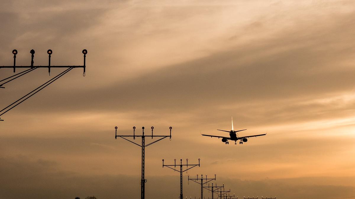 Românii cumpără bilete de avion doar „dus“