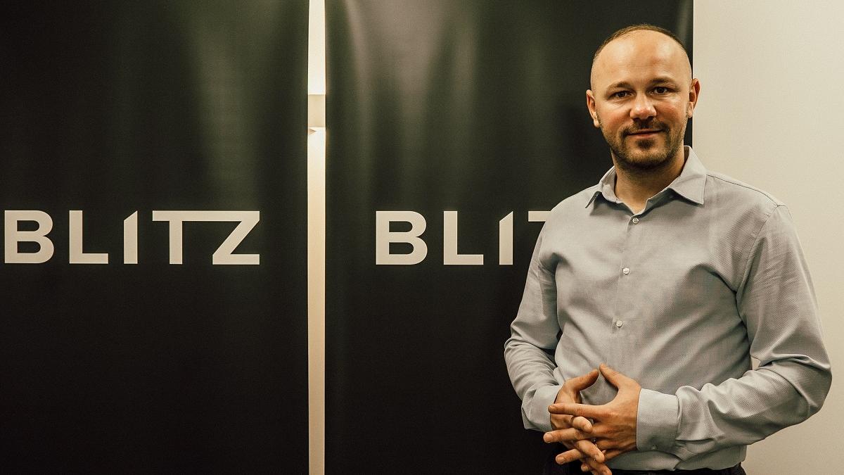 Românul care pariază pe fiecare criză. „Eram «omul-orchestră», dirijând între vânzări pe comisioane mari, management după ureche, pseudo-trainer pentru agenți”