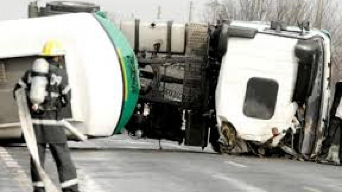 Circulație îngreunată pe A1, din cauza unui tir răsturnat