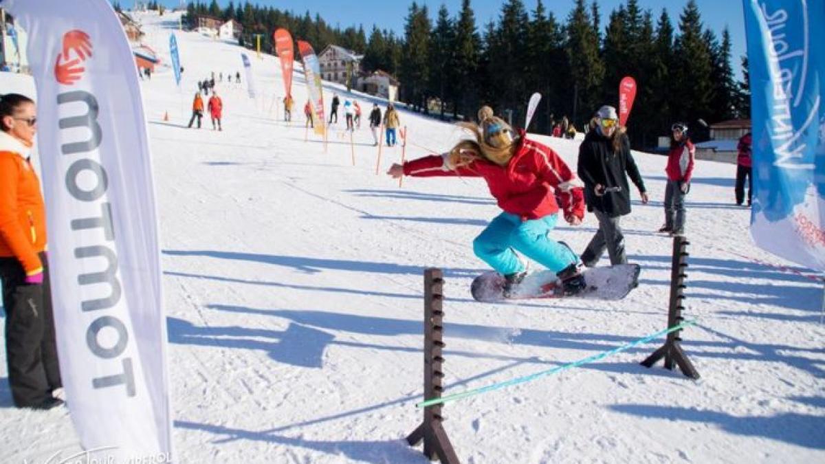 Peste o mie de turişti au luat cu asalt pârtia din staţiunea Rânca, încântaţi de prima ninsoare