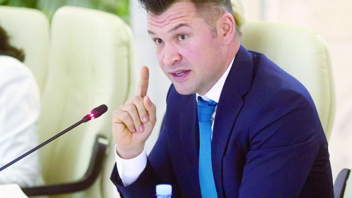 Ministrul Tineretului și Sportului, contact al ministrului Agriculturii, s-a izolat acasă