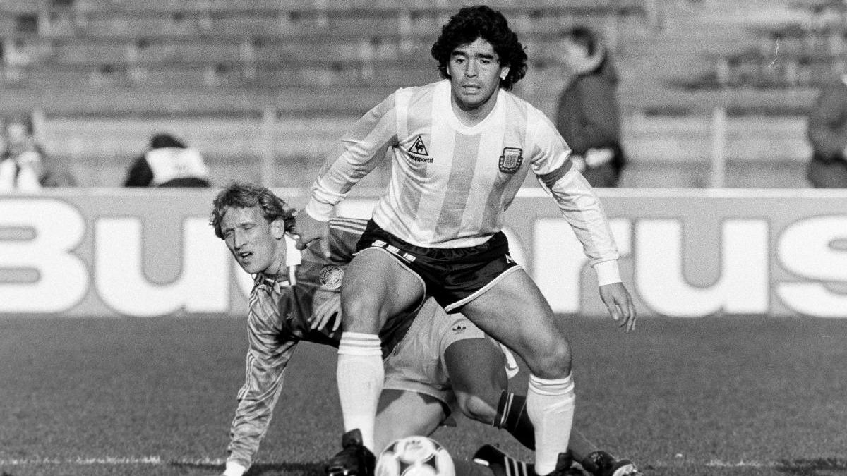 În 1992, regretatul actor Florian Pittiș vedea în marele „El Pibe D’Oro” spirit de giuleștean: „Maradona este rapidist!”