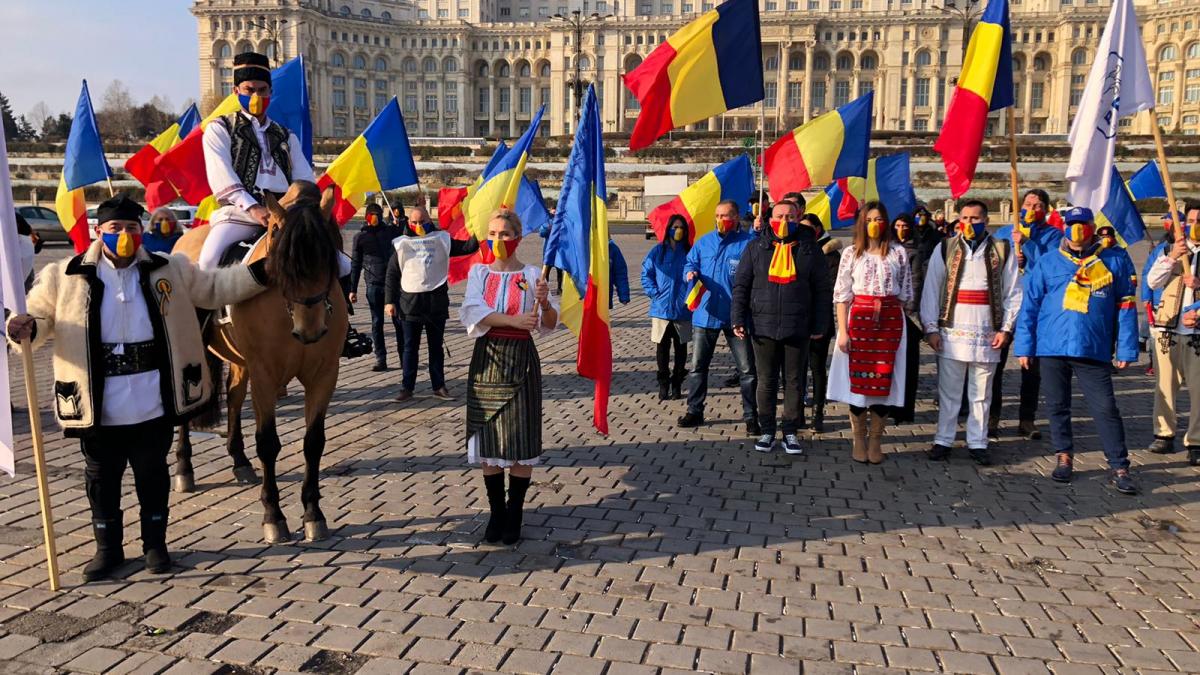 Defilare cu steaguri tricolore, în Piața Constituției. Îndemn al umaniștilor: „Să ne iubim patria și tradițiile!”