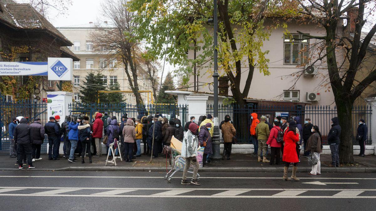Zeci de oameni au îndurat frigul ca să cumpere suplimentul alimentar pentru imunitate lansat astăzi pe piață de Institutul Cantacuzino