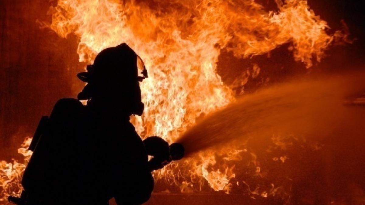 Incendiu violent la două case din Jilava. Pompierii au intervenit cu 13 autospeciale