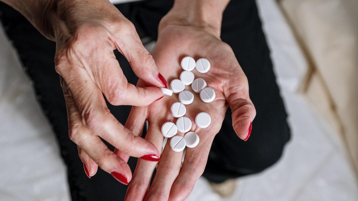 Un antiviral nou îi vine de hac SARS-CoV-2