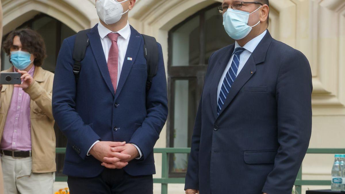 Vlad Voiculescu îl copiază pe Cîțu. A fugit de la vot, în ziua în care trebuia să fie învestit