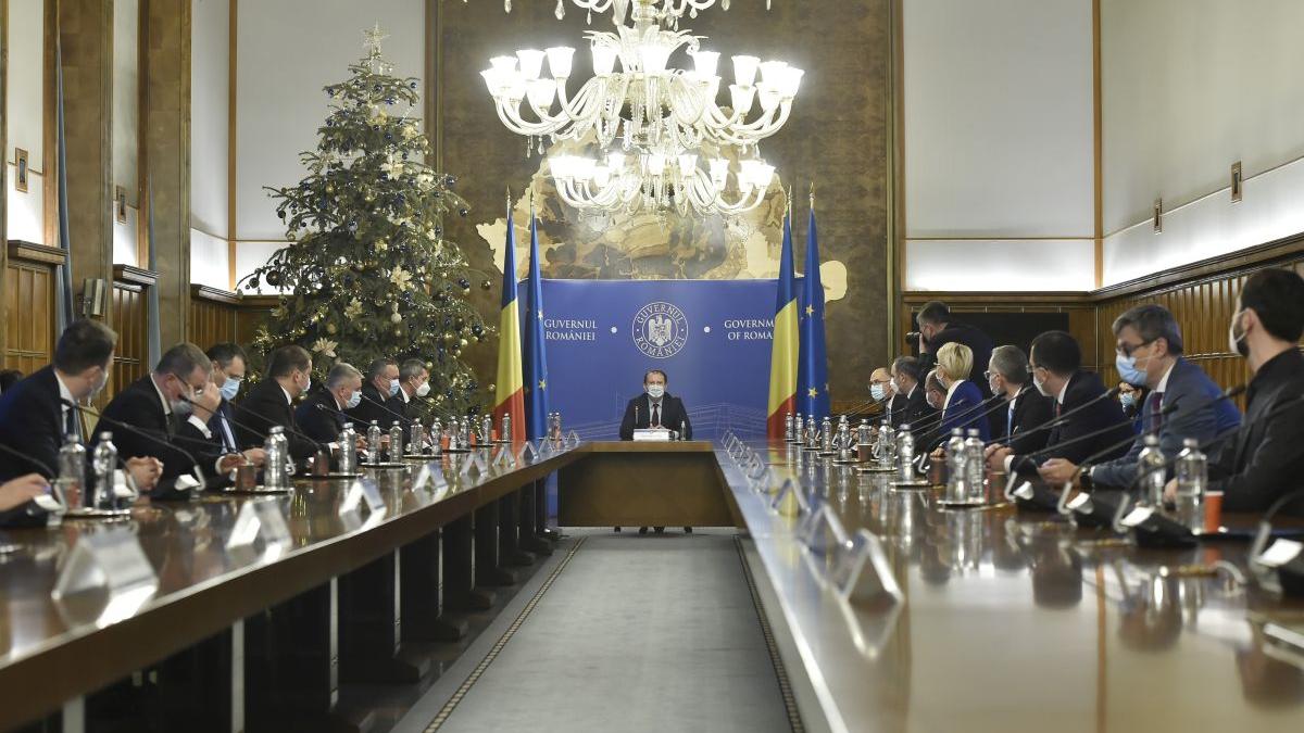 Surprizele din declarațiile de avere ale coaliției PNL-USR PLUS-UDMR. Guvernul Cîțu locuiește în 5.000 metri pătrați de case și 1.000.000 metri pătrați de „curte”